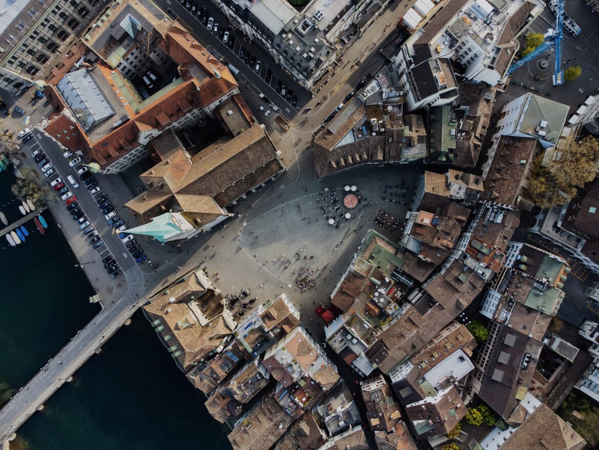 ilya-bronskiy-LbzA8DQsxRM-unsplash