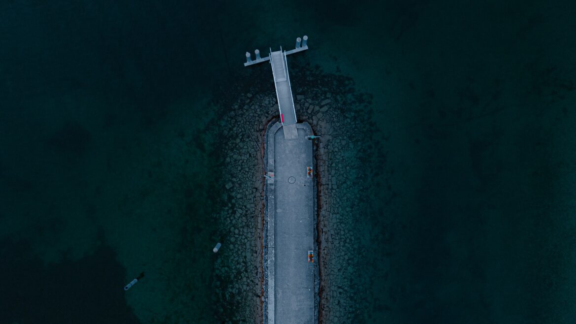 luca-herren-IaJk1j4dGaY-unsplash