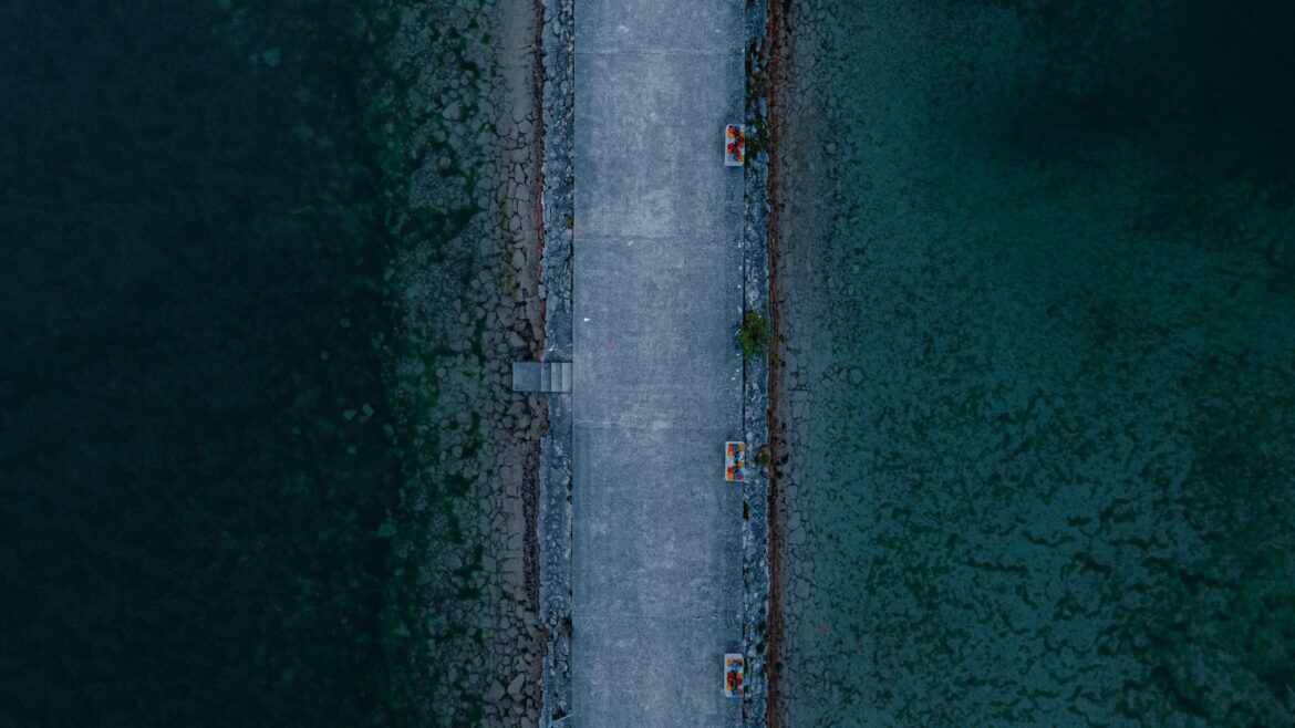 luca-herren-q8phx-5GNFc-unsplash